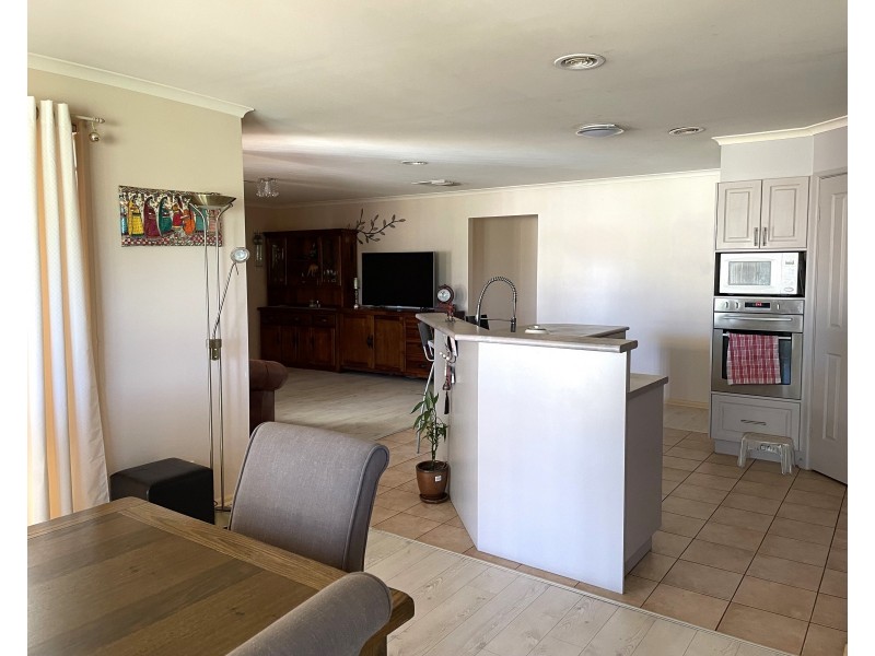 1 Dunvarleigh Crescent, Griffith NSW 2680