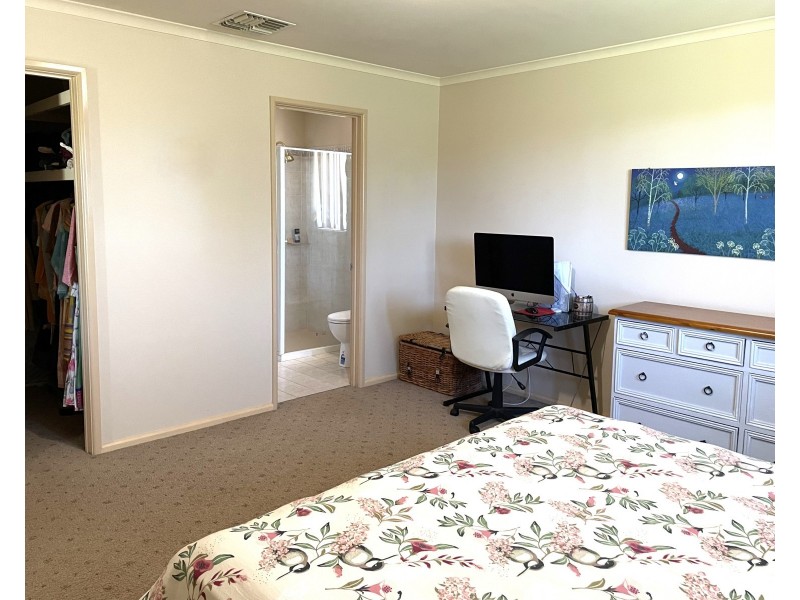 1 Dunvarleigh Crescent, Griffith NSW 2680