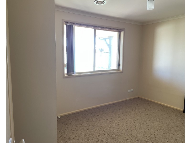 1 Dunvarleigh Crescent, Griffith NSW 2680