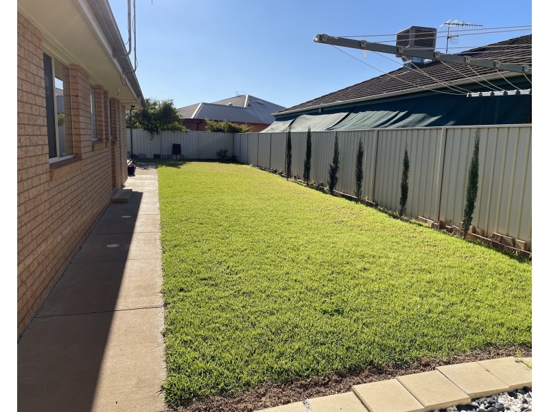 1 Dunvarleigh Crescent, Griffith NSW 2680