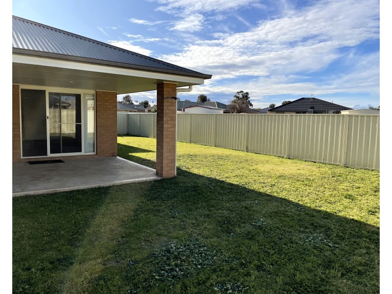 4 Howlong Crescent, Griffith NSW 2680
