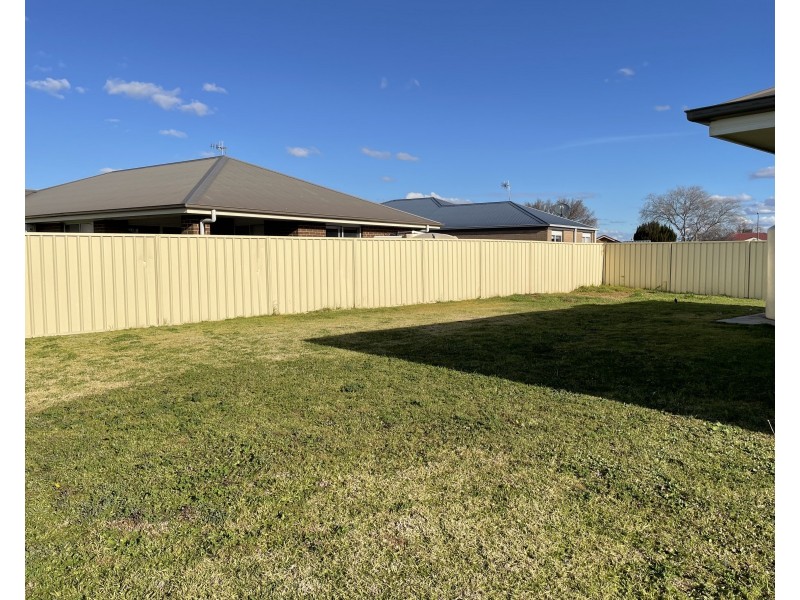 4 Howlong Crescent, Griffith NSW 2680