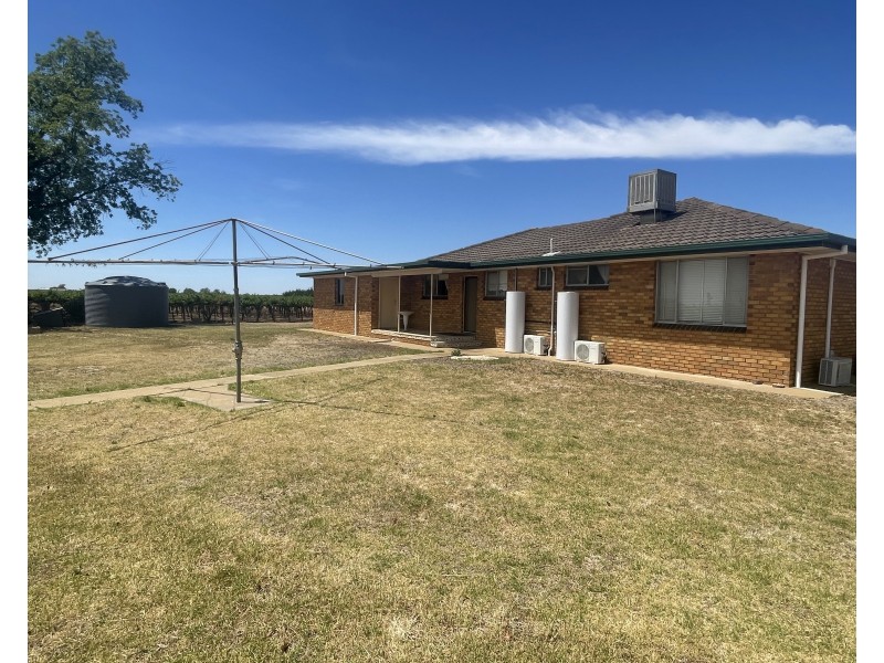 165 Barracks Road, Yenda NSW 2681