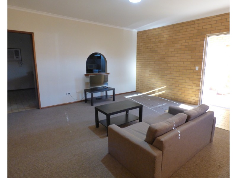 2/110 Benerembah Street, Griffith NSW 2680