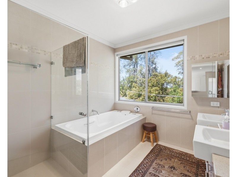 16 Bella Vista Drive, Lake Wyangan NSW 2680