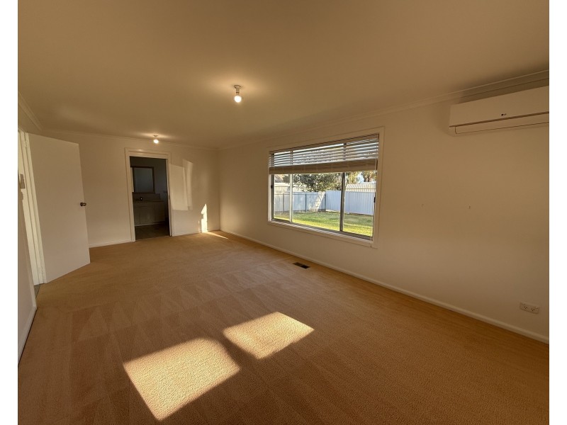 18 Walter Bull Crescent, Griffith NSW 2680