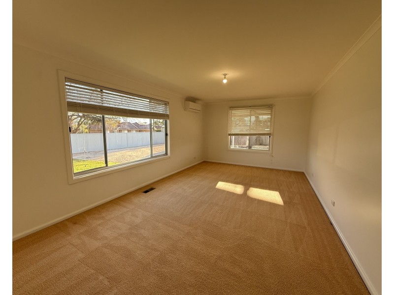 18 Walter Bull Crescent, Griffith NSW 2680