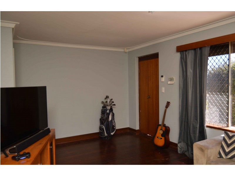 35 Cumberland Rd, Forrestfield WA 6058
