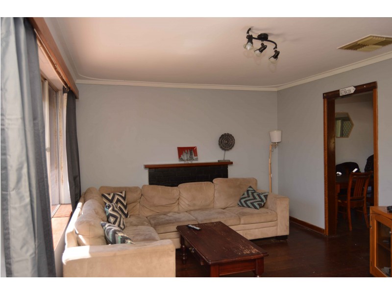 35 Cumberland Rd, Forrestfield WA 6058