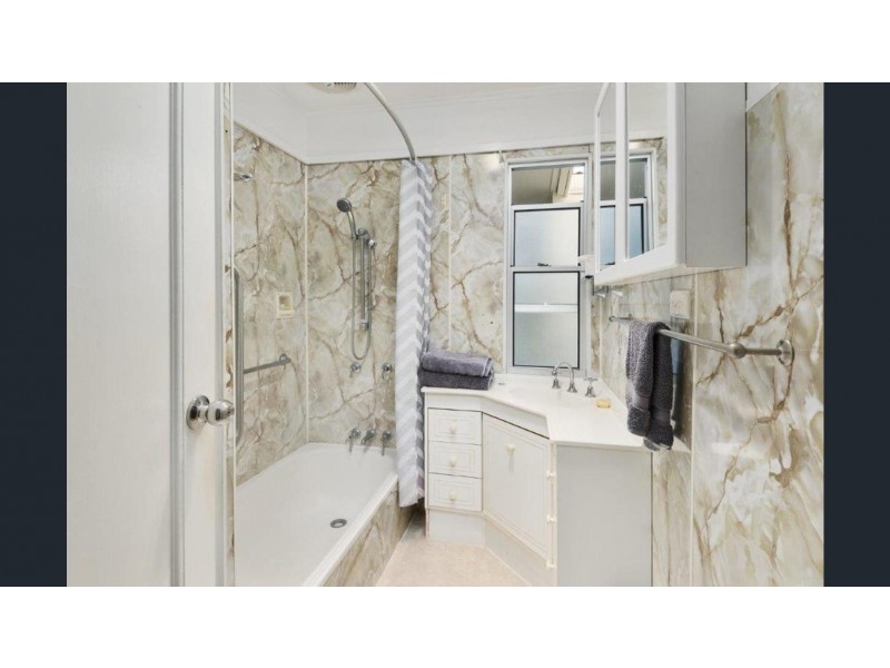 27 Collins Street, Mount Lofty QLD 4350