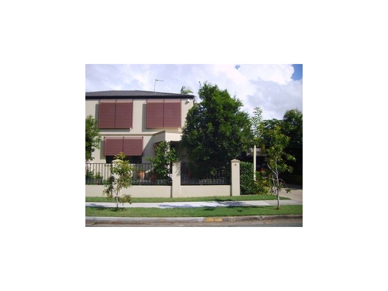 2/4 Cawthray Street, Biggera Waters QLD 4216