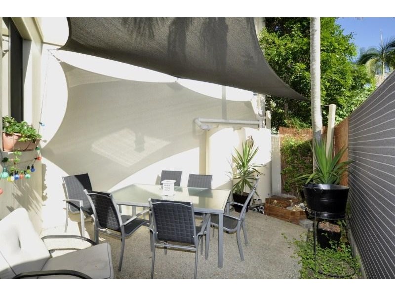 2/4 Cawthray Street, Biggera Waters QLD 4216