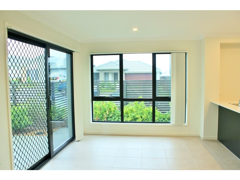 2/2 Angela Way, Pimpama QLD 4209