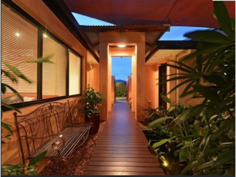 4 Finchley Close, Redlynch QLD 4870