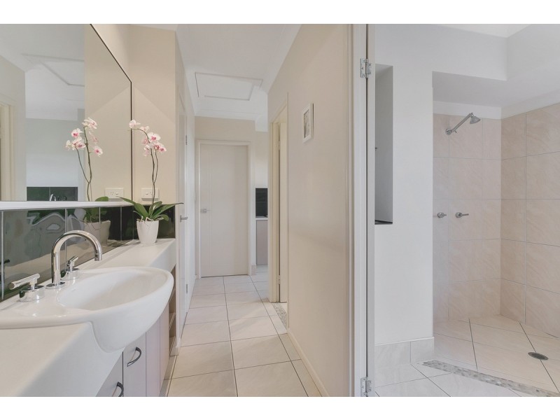 4 Finchley Close, Redlynch QLD 4870