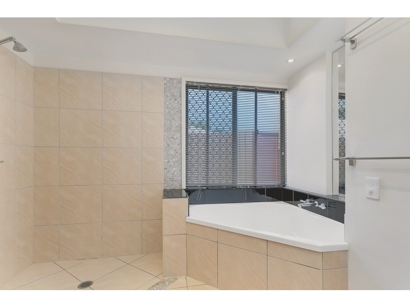 4 Finchley Close, Redlynch QLD 4870