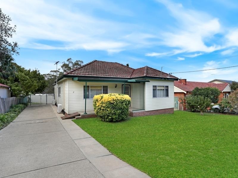 7 Mundakal Avenue, Kirrawee NSW 2232