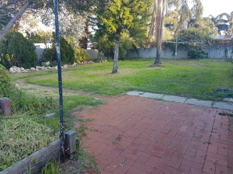 8 Hakea Road, Camillo WA 6111