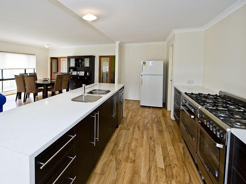 5 Barclay Way, Piara Waters WA 6112