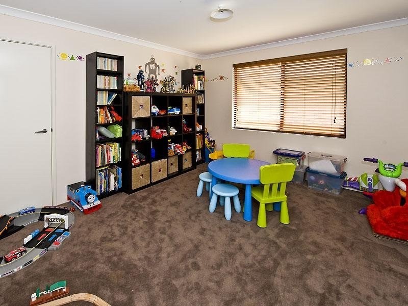 5 Barclay Way, Piara Waters WA 6112