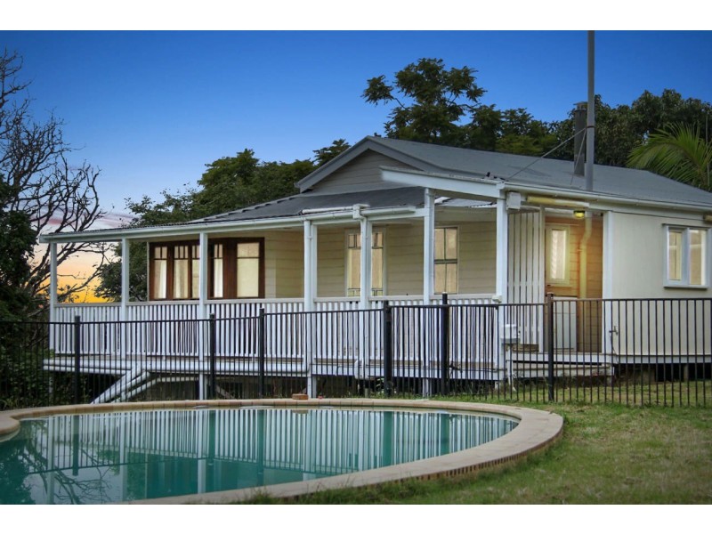 234 Savages Road, Brookfield QLD 4069