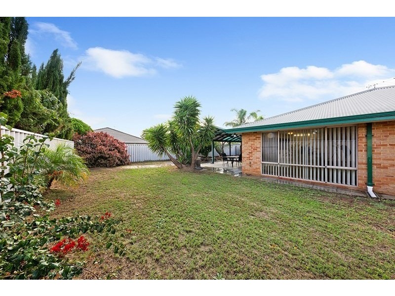 4 Rothesay Court, Cooloongup WA 6168