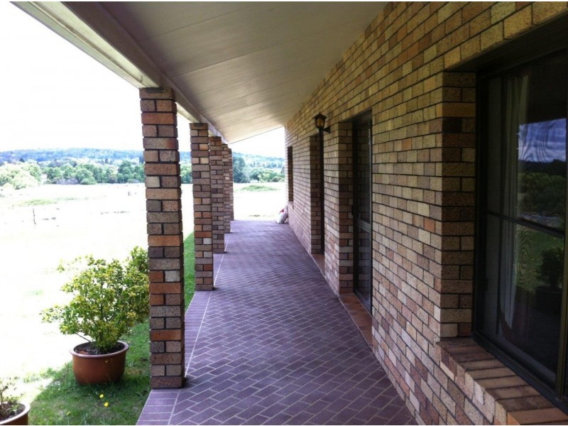 22 Madgwick Drive, Armidale NSW 2350