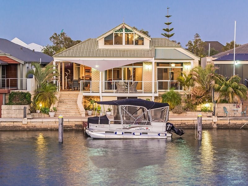 9 Aztec Island Retreat, Halls Head WA 6210