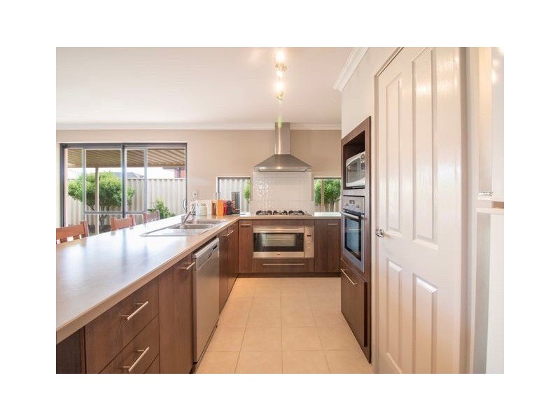 17 Chamberlain Grove, Millbridge WA 6232