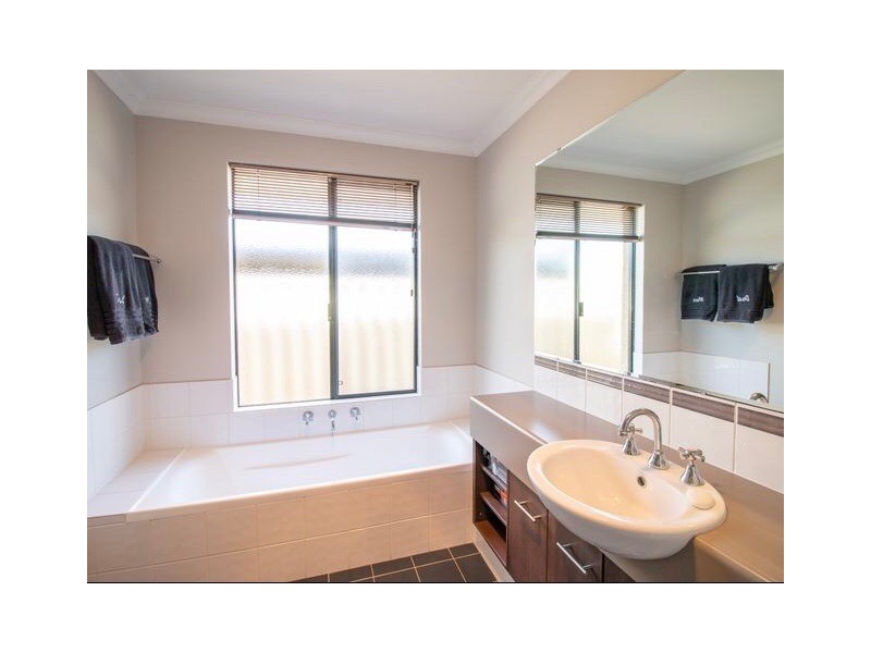 17 Chamberlain Grove, Millbridge WA 6232