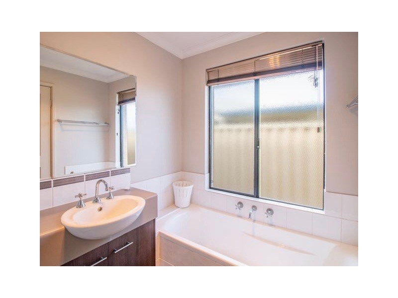 17 Chamberlain Grove, Millbridge WA 6232