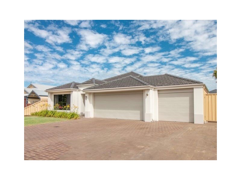 17 Chamberlain Grove, Millbridge WA 6232