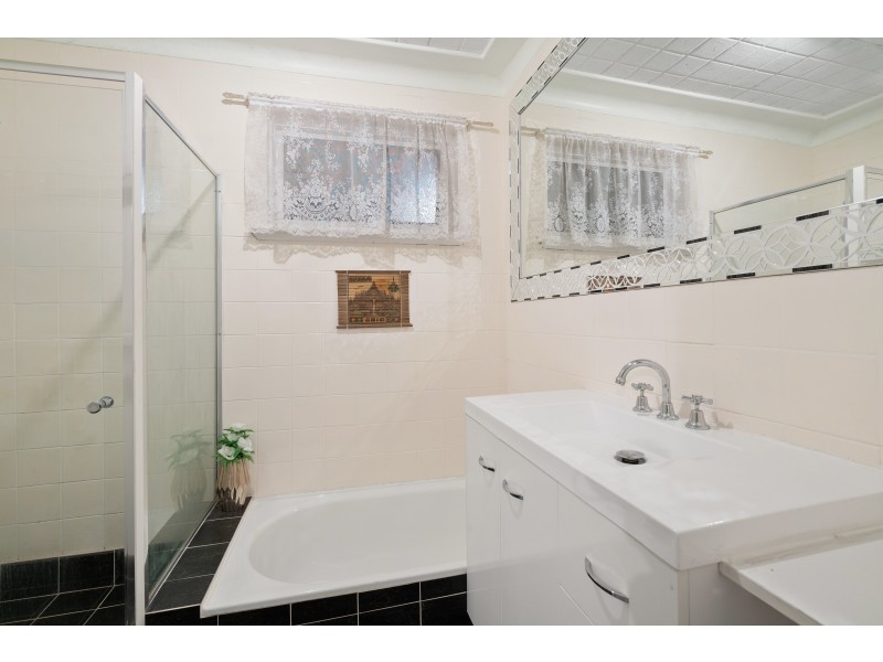 36 Waratah Drive, Camillo WA 6111