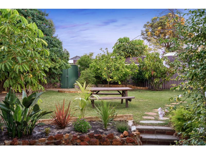 36 Waratah Drive, Camillo WA 6111