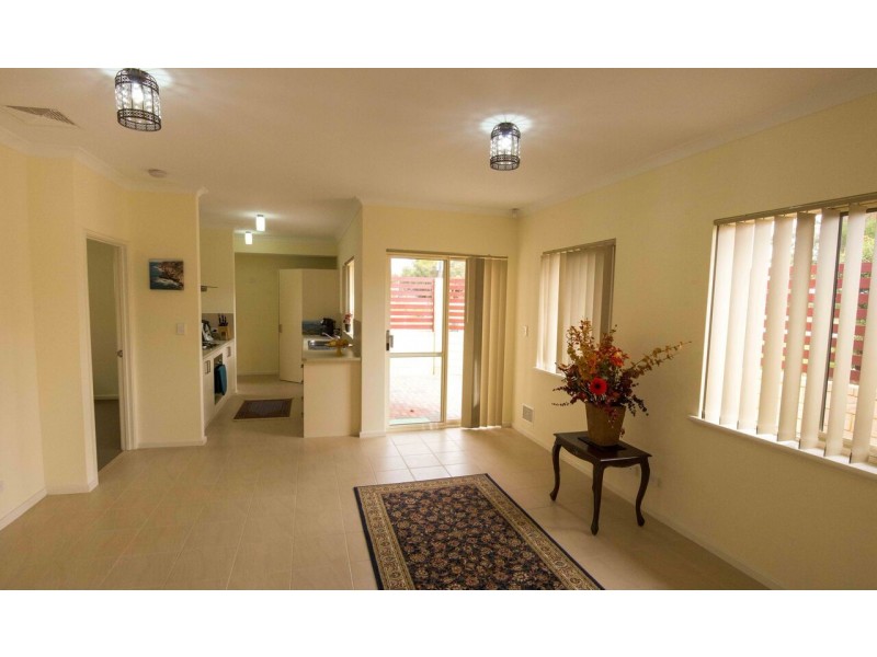 4/4 Debenham Street, Thornlie WA 6108