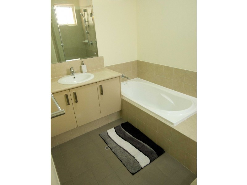 4/4 Debenham Street, Thornlie WA 6108