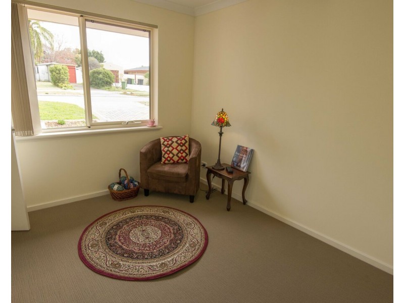 4/4 Debenham Street, Thornlie WA 6108