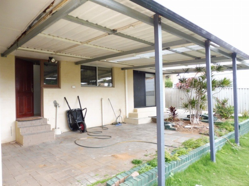 11 Sulphur Road, Orelia WA 6167