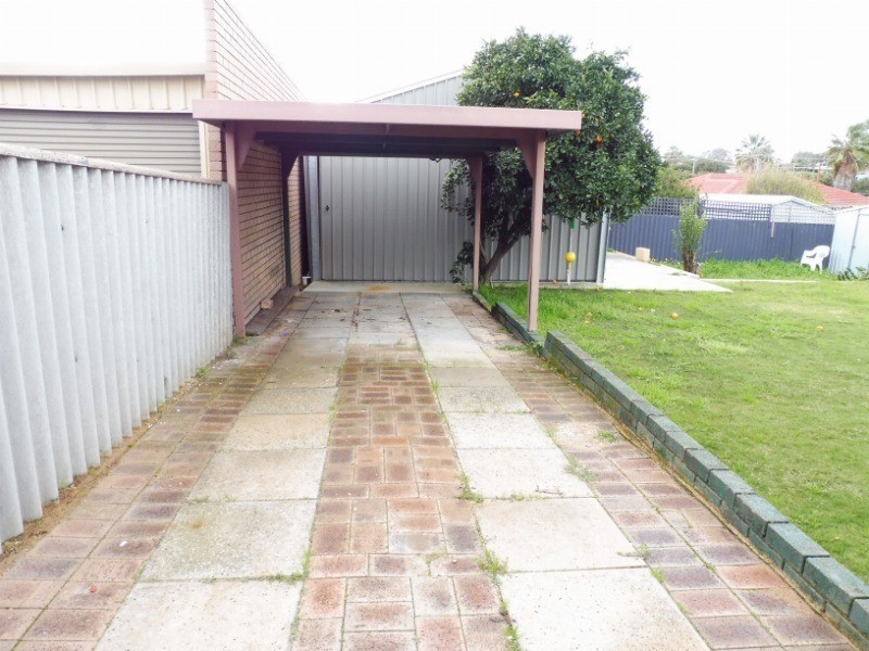 11 Sulphur Road, Orelia WA 6167