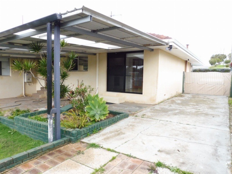 11 Sulphur Road, Orelia WA 6167