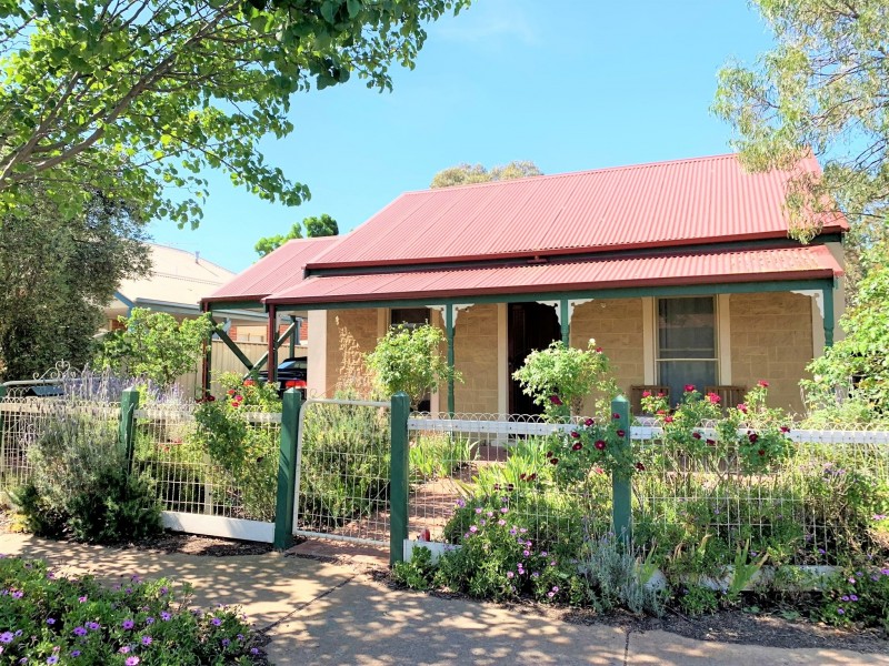 27 Elphinstone Way, Caroline Springs VIC 3023