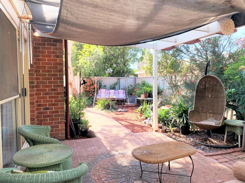 27 Elphinstone Way, Caroline Springs VIC 3023