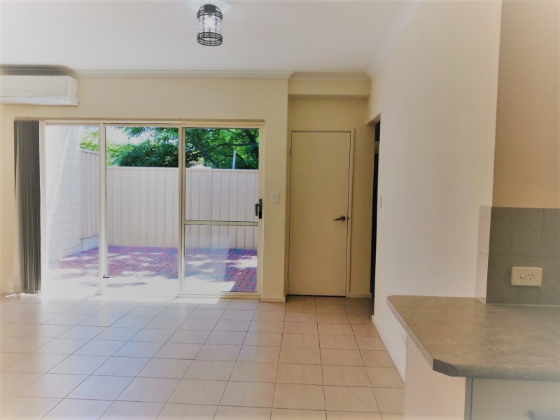 4/4 Debenham Street, Thornlie WA 6108