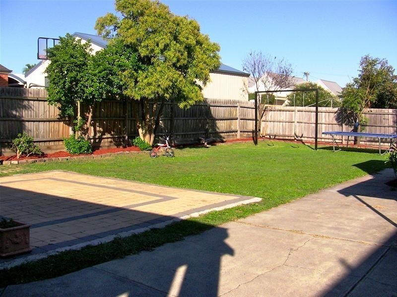 16 Highview Grove, Burwood East VIC 3151