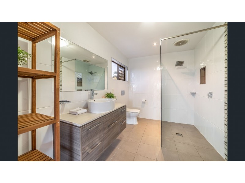 42 Merrimac Boulevard, Broadbeach Waters QLD 4218