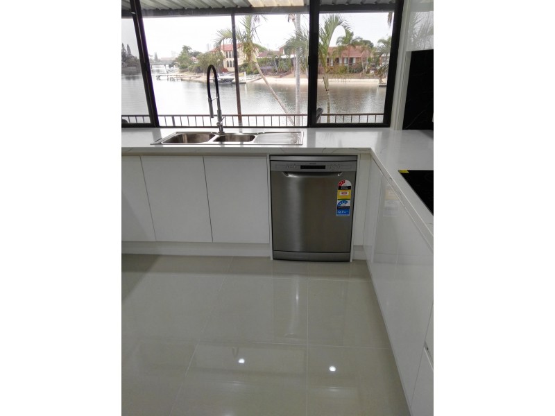 21 KURRAWA AVE, Mermaid Waters QLD 4218