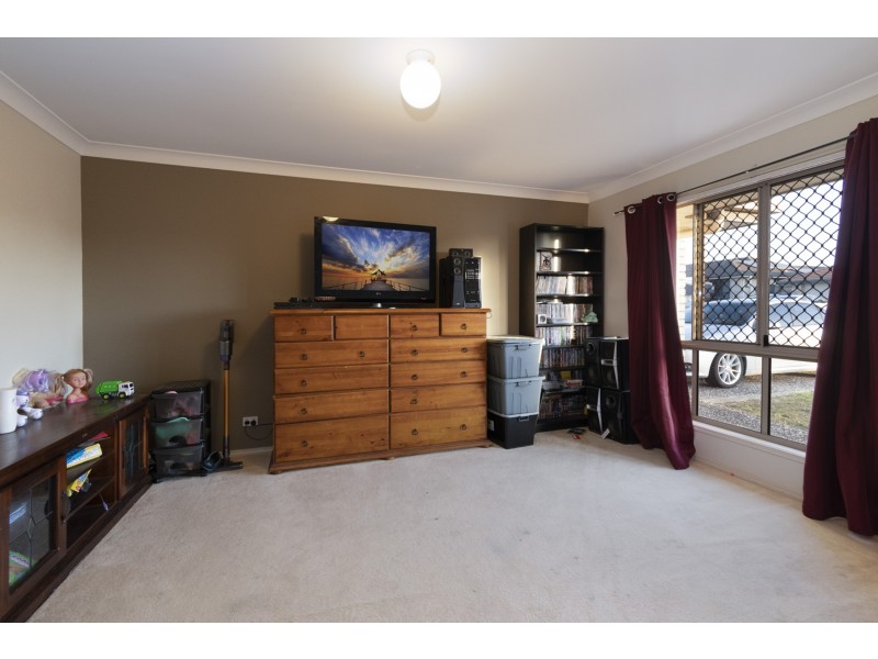 8 Hilldean Drive, Raceview QLD 4305