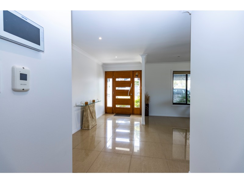 3 Collins Crescent, Benowa QLD 4217