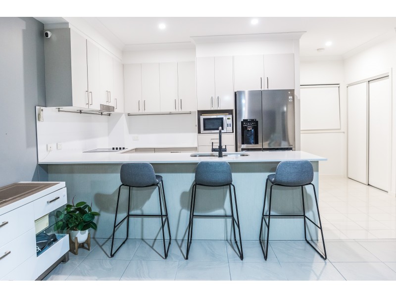 1 Mervyn Thomas Drive, Hope Island QLD 4212
