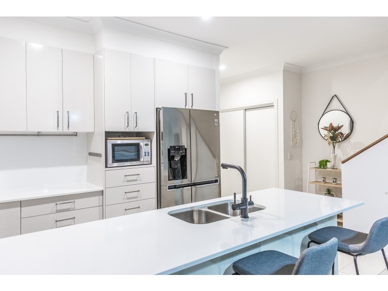 1 Mervyn Thomas Drive, Hope Island QLD 4212